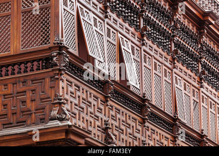 Balcon en bois sculpté de l'ancienne maison Banque D'Images