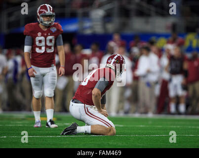 Arlington, Texas, USA. 31 Dec, 2015. Alabama Crimson Tide quarterback Cooper Bateman (18) vaut pour l'Alabama Crimson Tide place kicker Adam Griffith (99) lors de la tentative de Goodyear Cotton Bowl match entre Michigan State vs Alabama à l'AT&T Stadium à Arlington, au Texas. Credit : csm/Alamy Live News Banque D'Images