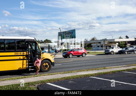 Florida Homosassa Springs,US Highway route 98,Yellow School bus,arrêté,garçon,étudiants éducation élèves élèves élèves,descendre,trafic arrêté,highwa Banque D'Images