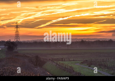 Lever de soleil sur les fens dans à Burwell Lode à Wicken Fen,Cambridgeshire. Banque D'Images