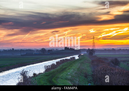 Lever de soleil sur les fens dans à Burwell Lode à Wicken Fen,Cambridgeshire. Banque D'Images