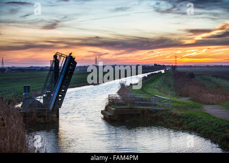 Lever de soleil sur les fens dans à Burwell Lode à Wicken Fen,Cambridgeshire. Banque D'Images