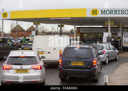 Les files d'attente à Morrisons dans Cambourne,Paris,le vendredi 11 décembre que de l'essence a été vendu pour moins de £1. Banque D'Images