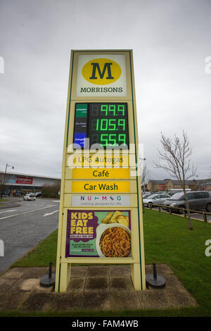 Les files d'attente à Morrisons dans Cambourne,Paris,le vendredi 11 décembre que de l'essence a été vendu pour moins de £1. Banque D'Images