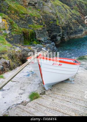 Bateau à rames en bois amarré sur la cale de l'anse de l'Église, le Village de lézard Nr, Péninsule du Lézard, Cornwall, England, UK Banque D'Images