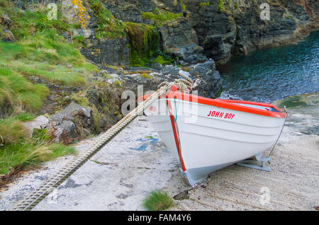 Bateau à rames en bois amarré sur la cale de l'anse de l'Église, le Village de lézard Nr, Péninsule du Lézard, Cornwall, England, UK Banque D'Images