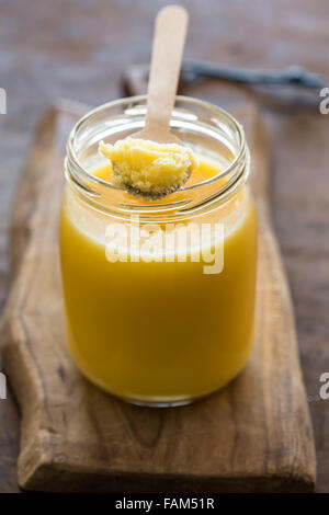 Le Ghee - beurre clarifié - dans un bocal en verre Banque D'Images