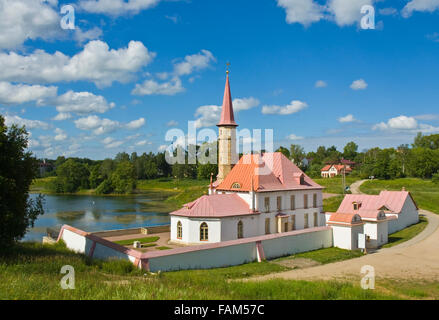 Gatchina, Russie - le 11 juillet 2012 : palais du roi en terre Prioratskiy Pavel I, 18 siècle, banlieue de Saint-Pétersbourg. Banque D'Images