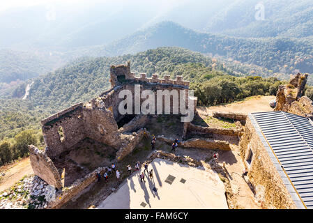 Regardant vers le bas à partir du haut de la Castell de Montsoriu à touristes et les montagnes. Banque D'Images