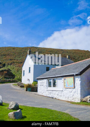 Porthgwarra Village Cove Cafe ( bâtiment ) l'avant-plan, au sud-ouest de Cornwall, England, UK en été Banque D'Images