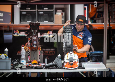 Villa Martelli, l'Argentine. 31 Dec, 2015. Un mécanicien travaille sur une roue d'une moto de l'avant du Rallye Dakar en 2016 Villa Martelli ville, Buenos Aires, Argentine, le 31 décembre 2015. Rallye Dakar 2016 va commencer le 2 janvier et couvre une distance de 9 000 km en Argentine et en Bolivie. Crédit : Martin Zabala/Xinhua/Alamy Live News Banque D'Images