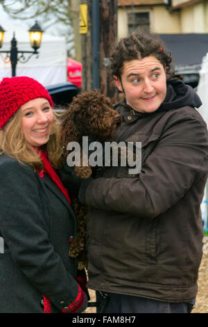 L'homme et la femme avec un chiot cockapoo, Marché de Noël, Jimmy's Farm, Wherstead, Ipswich, Suffolk, UK Banque D'Images