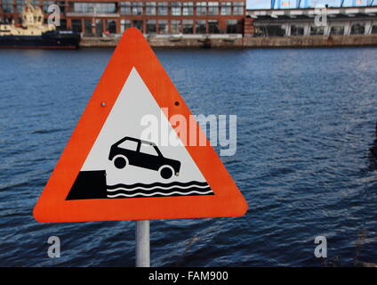 Panneau d'avertissement pour les conducteurs de voitures dans le port sur fond de l'eau du port Banque D'Images