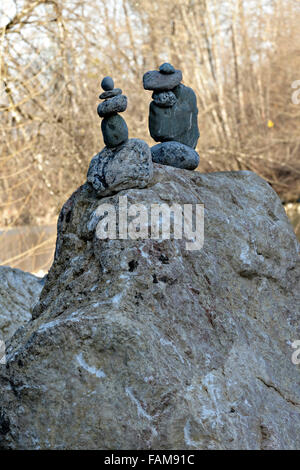 Cairn sur grande pierre , Haute-bavière, Allemagne, Europe. Banque D'Images