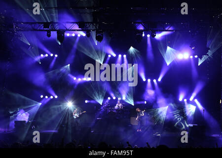 Edimbourg, Ecosse. Le 31 décembre 2015. Le rendement global de l'Biffy Clyro à Edinburgh Hogmanay du concert dans les jardins, avait un magnifique spectacle de lumière. Brian Wilson/Alamy Live News. Banque D'Images