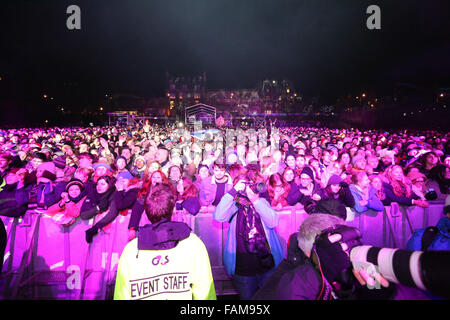 Edimbourg, Ecosse. Le 31 décembre 2015. Des milliers de personnes cram dans l'arène au cours de Biffy Clyro au rendement global de l'Edinburgh Hogmanay du concert dans les jardins. Brian Wilson/Alamy Live News. Banque D'Images