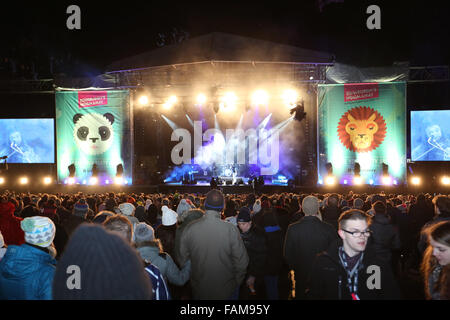 Edimbourg, Ecosse. Le 31 décembre 2015. L'Edinburgh Hogmanay les concerts dans les jardins débute avec un bang comme rockers Indie Manau à leur ville natale pour aider les fêtards usher en 2016. Brian Wilson/Alamy Live News. Banque D'Images