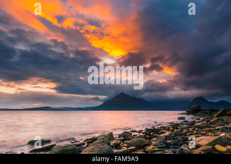 Coucher du soleil à Elgol Beach, île de Skye, Écosse Banque D'Images