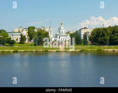 La résurrection de Jésus Christ Church sur la banque du fleuve Volga en ville Tver (Russie). Banque D'Images