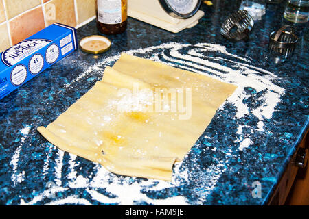 Feuille tarte prêts pour la coupe du plan de cuisson Cuisson cuisine fleurs roll juste dans une boîte Banque D'Images