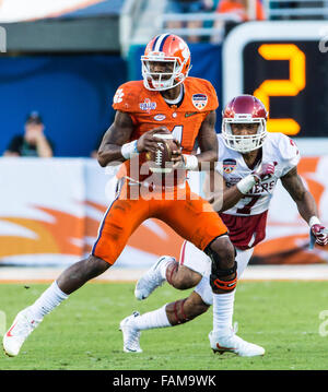 31 décembre 2015 : Clemson Tigers quarterback Deshaun Watson (4) recherche un récepteur ouvert au 2ème trimestre dans le jeu entre l'Oklahoma et Clemson dans la capitale une Orange Bowl de Miami FL. Image Crédit : Del Mecum CSM Banque D'Images