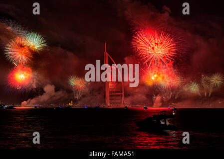 Nouvelle Année 2015 Fireworks dans DUBAÏ, ÉMIRATS ARABES UNIS Banque D'Images