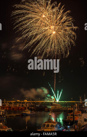 D'artifice Nouvel An de Ramsgate Royal Harbour avec la flotte commerciale au premier plan. Banque D'Images