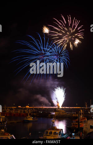 D'artifice Nouvel An de Ramsgate Royal Harbour avec la flotte commerciale au premier plan. Banque D'Images