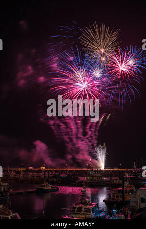 D'artifice Nouvel An de Ramsgate Royal Harbour avec la flotte commerciale au premier plan. Banque D'Images