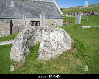 St Levan's Split Rock, St Levan Churchyard, St Levan's, Cornwall, England, UK Banque D'Images