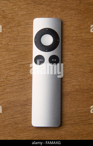 Apple TV remote controller sur un fond de bois Banque D'Images