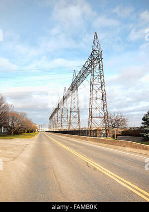 Lignes électriques sur la rivière Niagara Banque D'Images