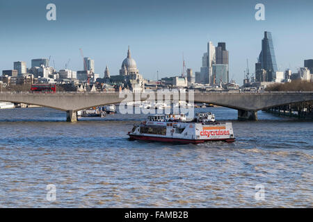 La visite touristique ferry, Millenium de temps sur la Tamise à Londres. Banque D'Images