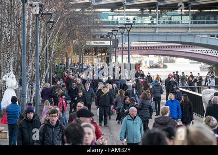 Des foules de gens marchant le long de la rive sud de Londres. Banque D'Images