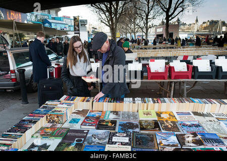 Les gens de votre navigation sur le marché du livre de Southbank à Londres. Banque D'Images