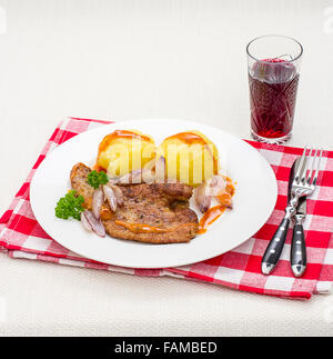 Foie de veau rôti à l'échalote et boulettes de pommes de terre Banque D'Images