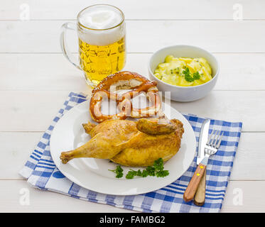 La moitié de poulet rôti, de la bière, bretzel et salade de pommes de terre, l'Oktoberfest, le dîner Banque D'Images