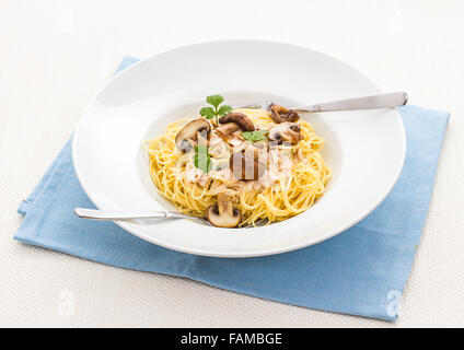 Spaghetti carbonara avec Brown en champignons bol à pâtes d'origine Banque D'Images