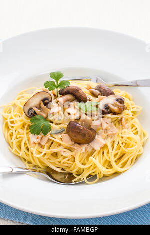 Spaghetti carbonara avec Brown en champignons bol à pâtes d'origine, vue d'en haut Banque D'Images