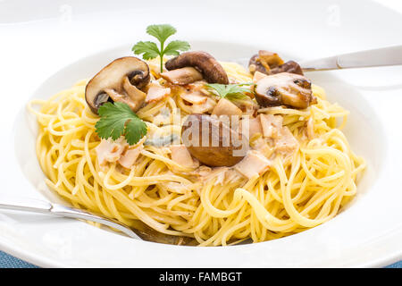 Spaghetti carbonara avec Brown en champignons pâtes d'origine bol, Close up Banque D'Images