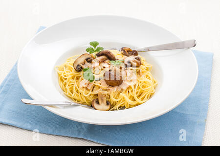 Spaghetti carbonara avec Brown en champignons bol à pâtes d'origine Banque D'Images