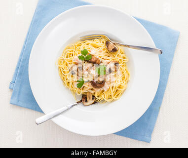 Spaghetti carbonara avec Brown en champignons bol à pâtes d'origine, vue d'en haut Banque D'Images