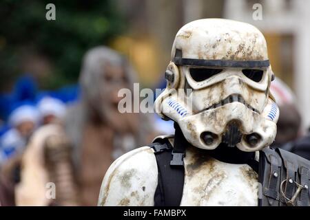 Londres, Royaume-Uni. 1er janvier 2016. Star Wars Stormtrooper sur l'actualité ans Day Parade de Piccadilly à la place du Parlement. Credit : PjrNews/Alamy Live News Banque D'Images