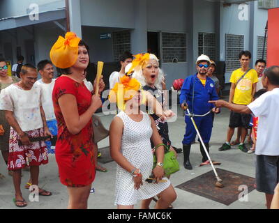 Aux Philippines. 06Th Jan, 2016. Sandok Aguman 'Festival' ou 'Belles de Minalin" est le festival annuel de Minalin, Pampanga où les hommes se travestir et ils vont danser dans les rues le jour de l'an pour donner du rire pour villages-compagnons. Le festival a commencé en 1932 après que la ville avait connu une sécheresse extrême en 1931 : d'accueillir 1932 avec un big bang et de rendre le sourire les gens après la catastrophe, un groupe d'hommes a commencé la nouvelle année de 1932 en portant robe et il est devenu une tradition chaque année depuis plus de 8 décennies maintenant. © Sherbien Dacalanio/Pacific Press/Alamy Live News Banque D'Images