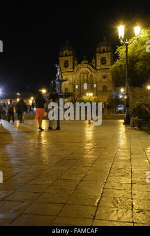 Statue de Pachacuti et église de la Plaza de Armas de nuit dans la ville de Cusco, Pérou Banque D'Images