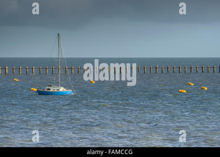 Un yacht noored près de l'historique de la flèche dans l'Shoebury Thames Estuary à Shoeburyness dans l'Essex, au Royaume-Uni. Banque D'Images