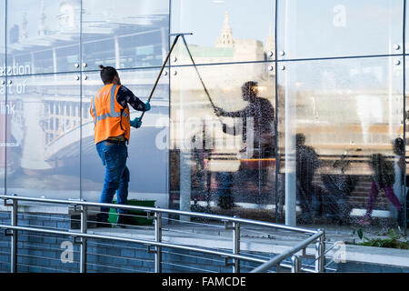 Nettoyant au travail - un travailleur nettoyer les fenêtres de Blackfriars Station sur la rive sud de Londres. Banque D'Images