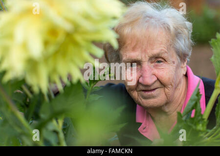 Portrait d'une vieille femme dans le jardin. Banque D'Images