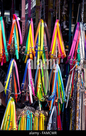 Sangles multicolores en vente sur le marché à l'extérieur dès les beaux jours Banque D'Images