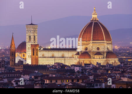 La cathédrale de Florence, le centre historique au crépuscule, Florence, Toscane, Italie Banque D'Images